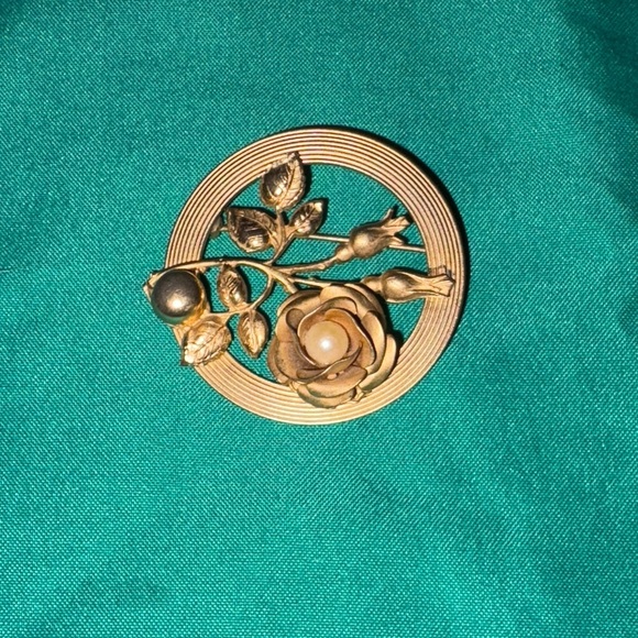 Vintage Gold Floral Brooch with a Pearl - Picture 1 of 4